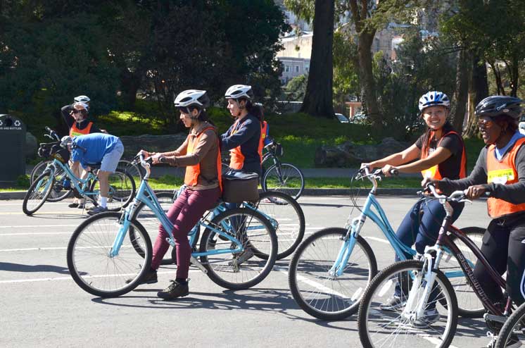 Práctica en bicicleta para ciclistas adultos principiantes